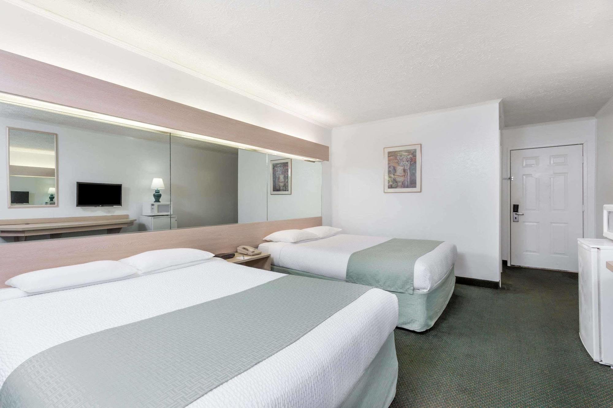 Microtel Inn By Wyndham אתנס מראה חיצוני תמונה